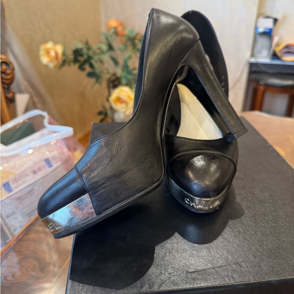 Authentic CHANEL leather logo metal plate platform pump
EU 39.5 USA Sz 9.5 - Picture 4 of 15